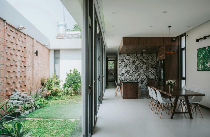 Mặt tiền gạch thô và khu vườn trung tâm của Small House 01 tại TP.HCM, thiết kế bởi 90odesign - 4