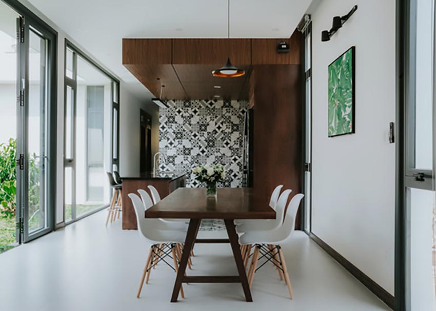 Mặt tiền gạch thô và khu vườn trung tâm của Small House 01 tại TP.HCM, thiết kế bởi 90odesign - 6