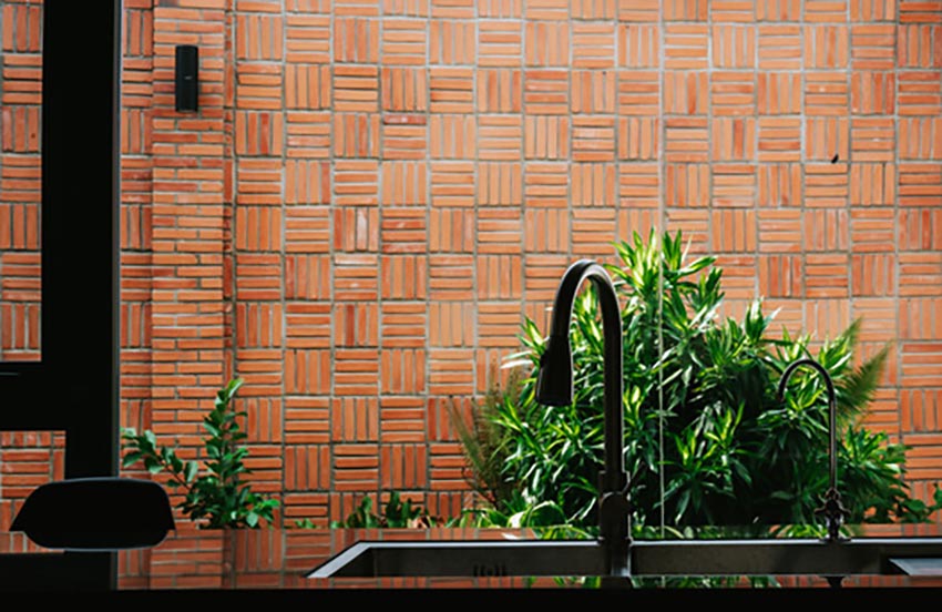 Mặt tiền gạch thô và khu vườn trung tâm của Small House 01 tại TP.HCM, thiết kế bởi 90odesign - 7