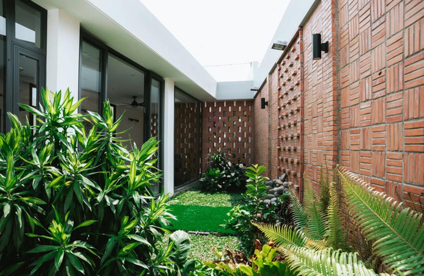 Mặt tiền gạch thô và khu vườn trung tâm của Small House 01 tại TP.HCM, thiết kế bởi 90odesign - 8
