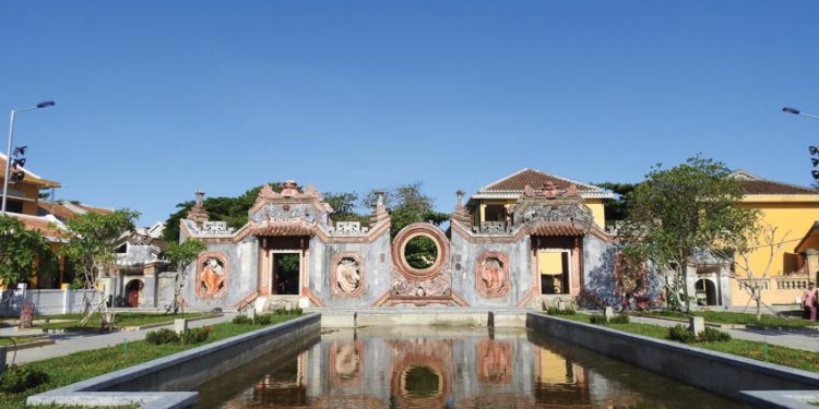 Tam quan Cung Cẩm Hải ở Hội An - 9