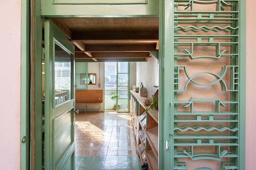 Không gian nội thất Tempo Nexus Library với gạch bông cũ được phục hồi, kệ gỗ và ánh sáng tự nhiên trong chung cư Lê Ngọc, 130 Pasteur TP.HCM - 12