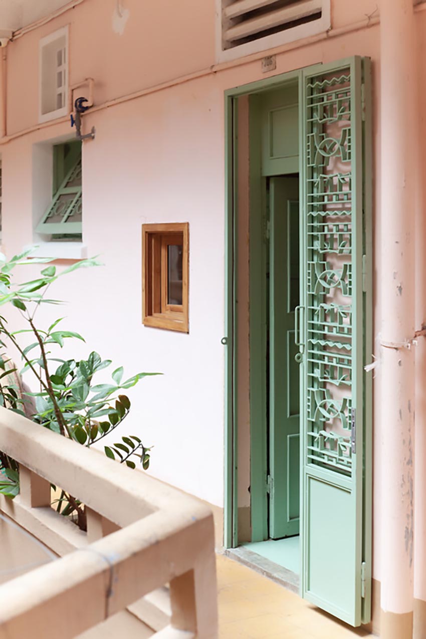 Không gian nội thất Tempo Nexus Library với gạch bông cũ được phục hồi, kệ gỗ và ánh sáng tự nhiên trong chung cư Lê Ngọc, 130 Pasteur TP.HCM - 3