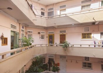 Không gian nội thất Tempo Nexus Library với gạch bông cũ được phục hồi, kệ gỗ và ánh sáng tự nhiên trong chung cư Lê Ngọc, 130 Pasteur TP.HCM - 2