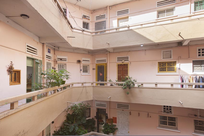 Không gian nội thất Tempo Nexus Library với gạch bông cũ được phục hồi, kệ gỗ và ánh sáng tự nhiên trong chung cư Lê Ngọc, 130 Pasteur TP.HCM - 2