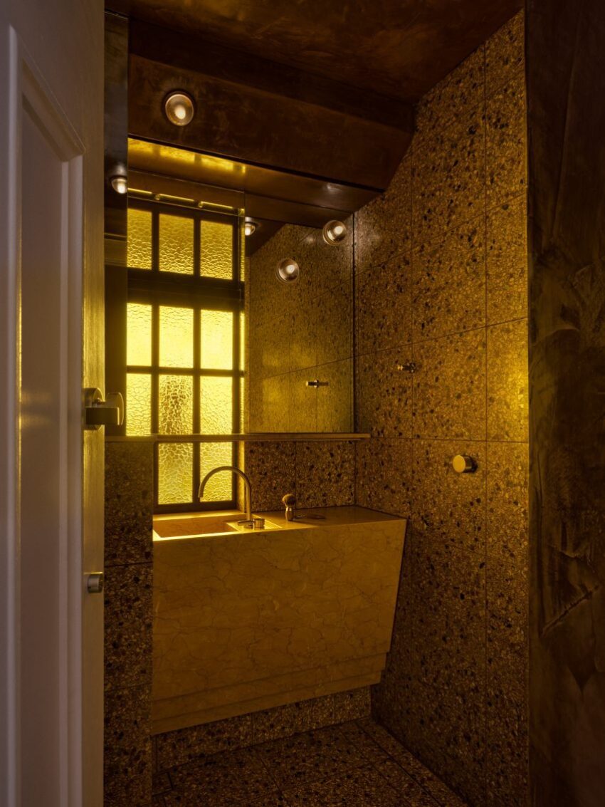 Phòng tắm với kính hổ phách nhuộm sắc nâu sepia
