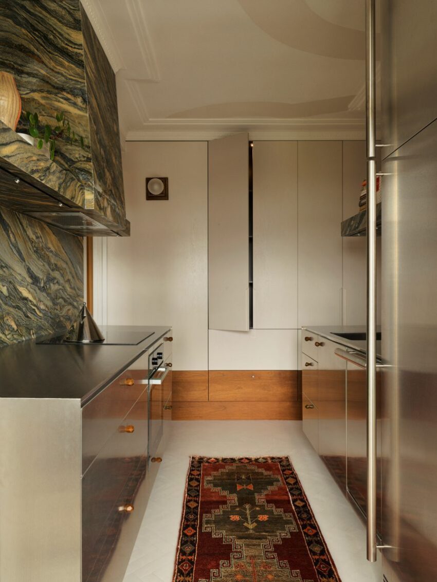 Phòng ngủ trong bảng màu ấm của căn hộ