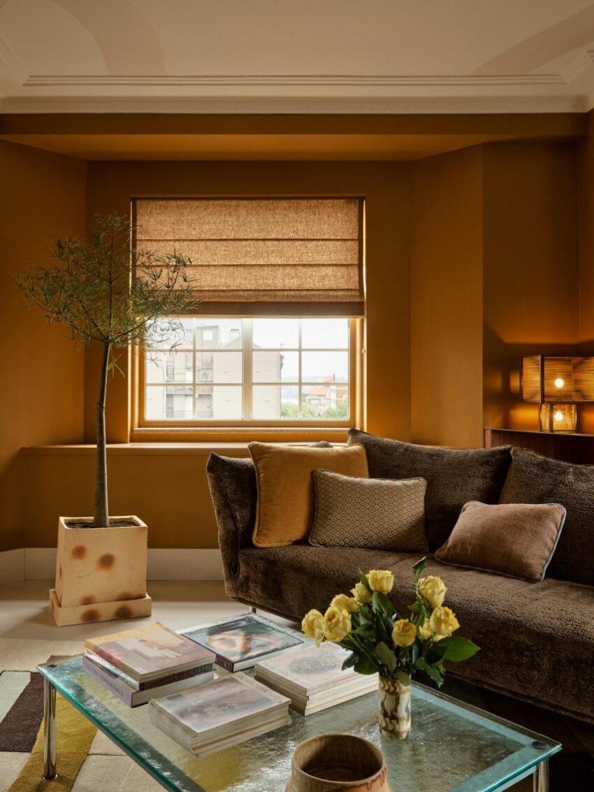 Phòng khách phủ sắc vàng đất, gờ phào bậc thang kiểu Deco