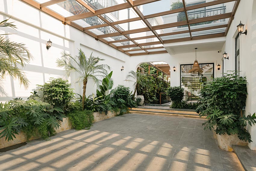 Biệt thự The Inner Calm Villa với thiết kế hiện đại mộc mạc, không gian mở, vườn xanh và ánh sáng tự nhiên tạo trải nghiệm sống chậm - 2