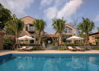 The Village Château:  Bức họa  Á - Âu giữa mây Tam Đảo - 16