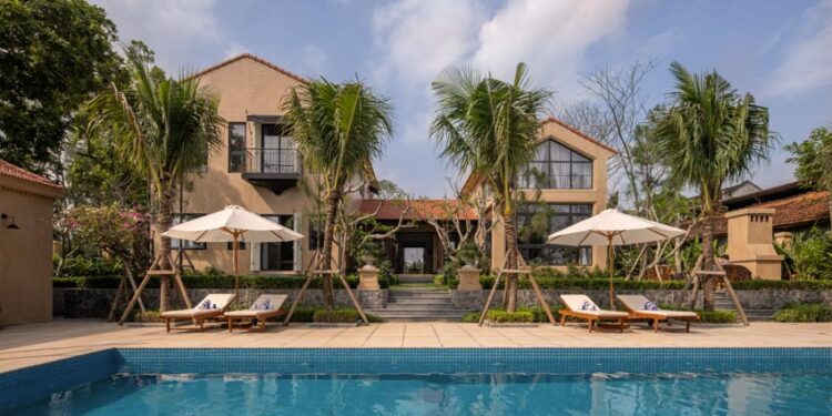 The Village Château:  Bức họa  Á - Âu giữa mây Tam Đảo - 16