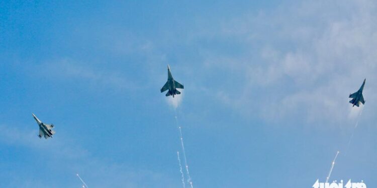 Tiêm kích gầm thét, nhào lộn trình diễn giữa trung tâm TP.HCM