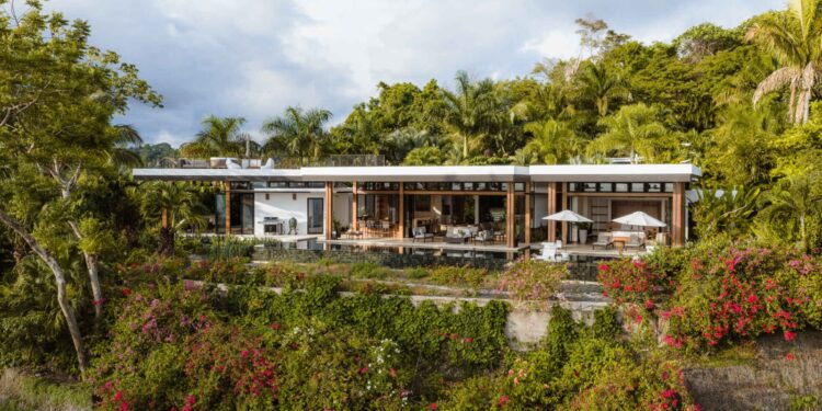 Tierra y Mar House xếp thềm giữa rừng nhiệt đới Mal País, Costa Rica