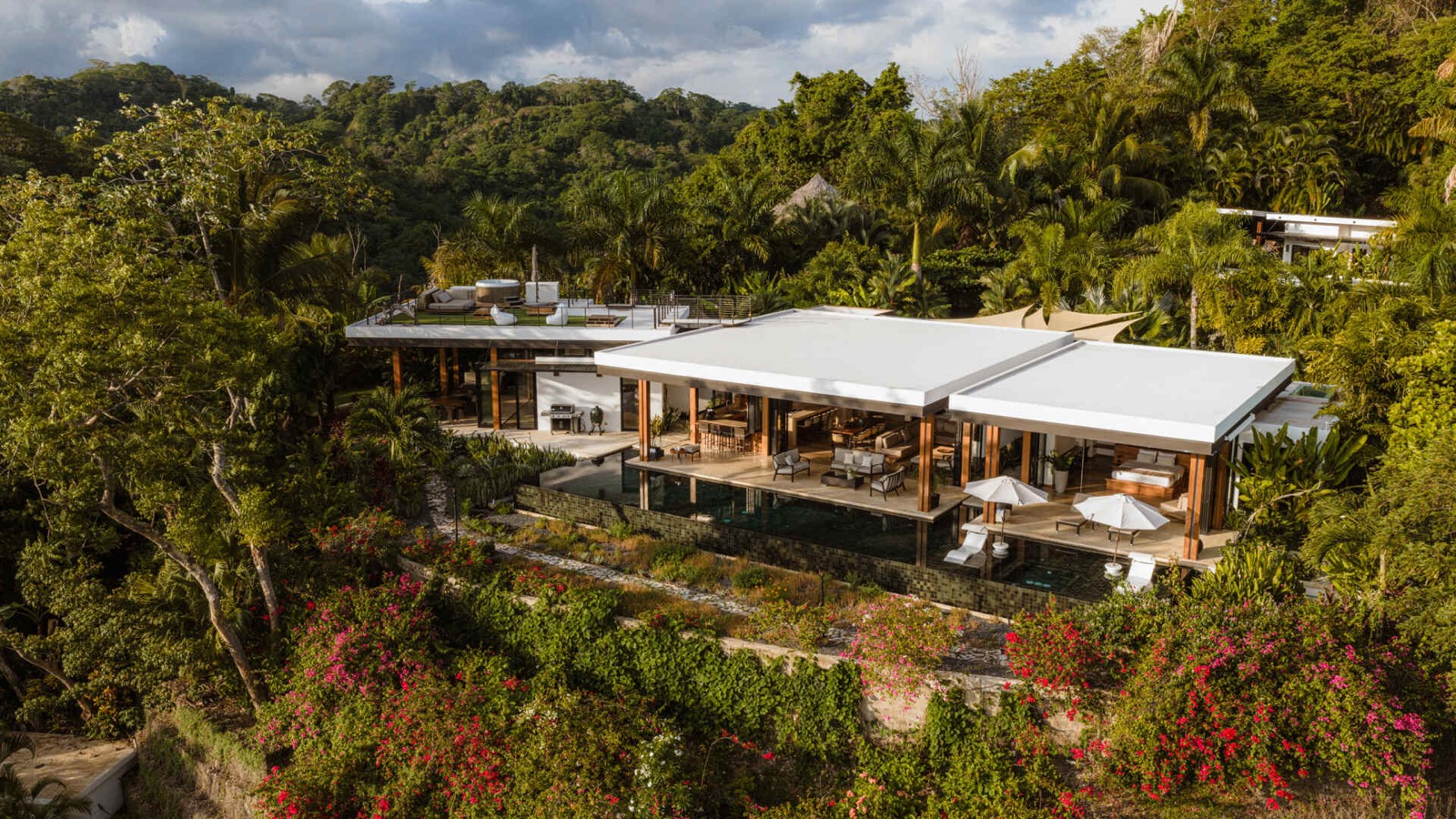 Mái cong lấy cảm hứng từ sóng biển của Tierra y Mar House