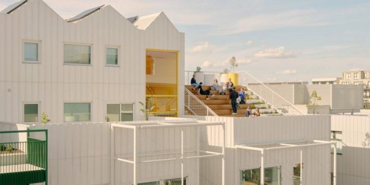 Tòa nhà chung cư sống động từ mái nhà Zigzag và ban công vàng - 1