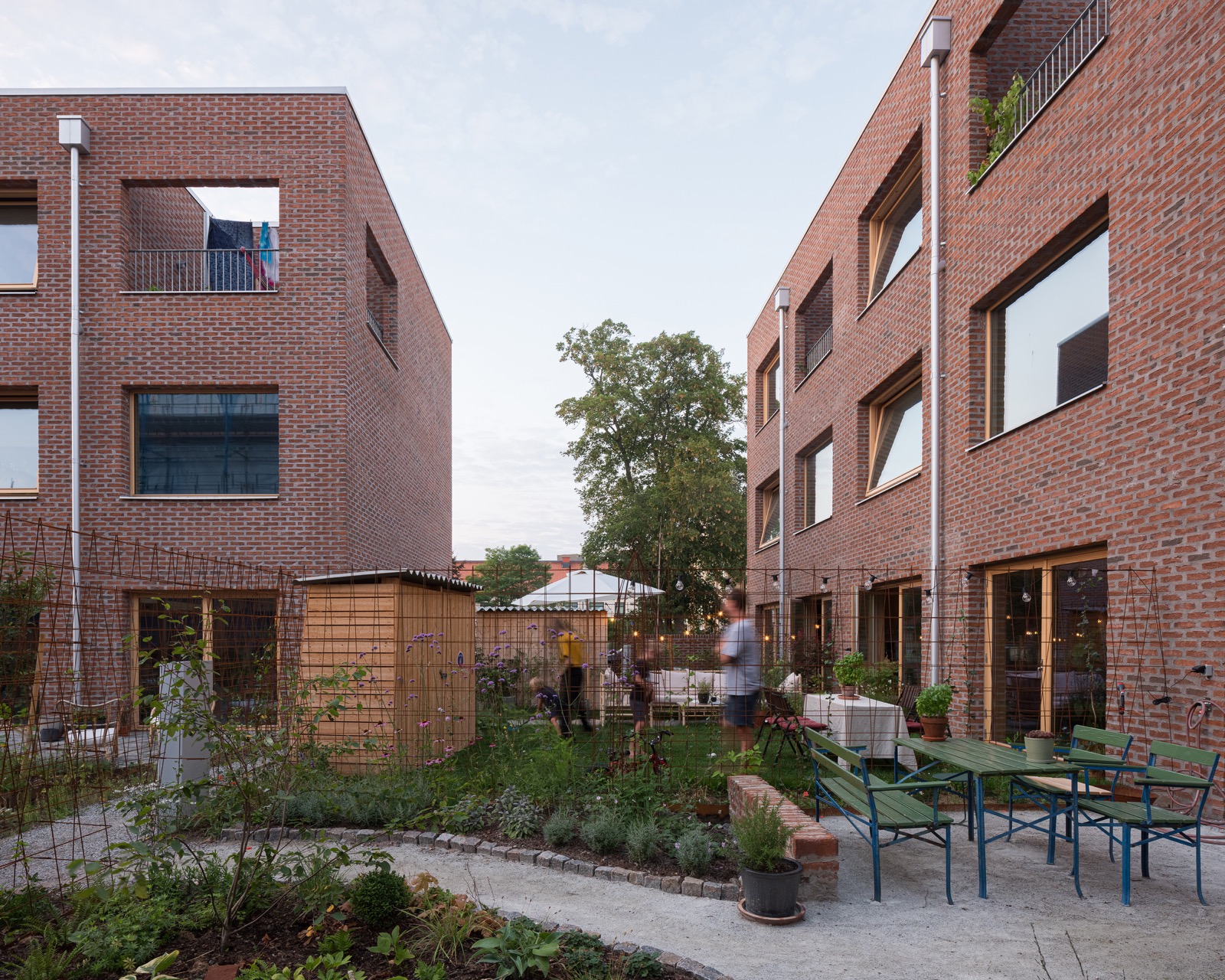 Twelve Houses – mặt tiền gạch đỏ nhìn từ phố ở Sorgenfri, Malmö