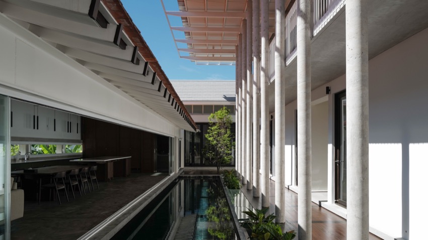 Bangsue Residence với vách trượt mở ra sân