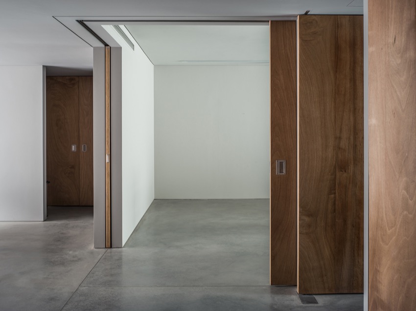 Apartment 55 với hệ vách trượt chia không gian