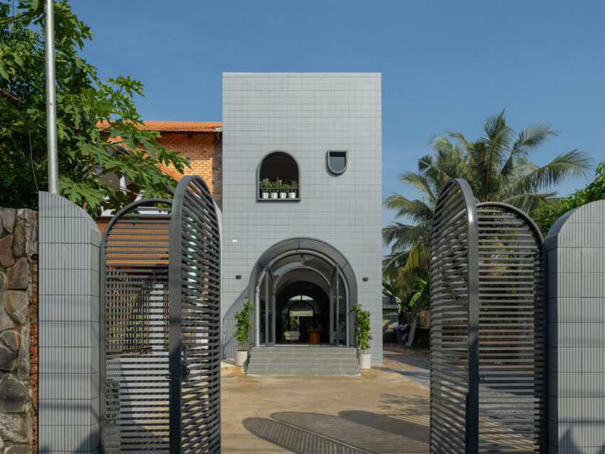 Hoa House của 90odesign — một khoảng sân nhỏ đủ để gió xuyên qua chiều sâu nhà