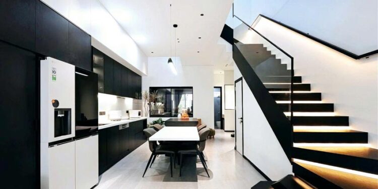 Không gian nội thất tối giản của V’s House với tông trắng đen, cầu thang hiện đại, ánh sáng tự nhiên và thiết kế nhà ống thông tầng - 2