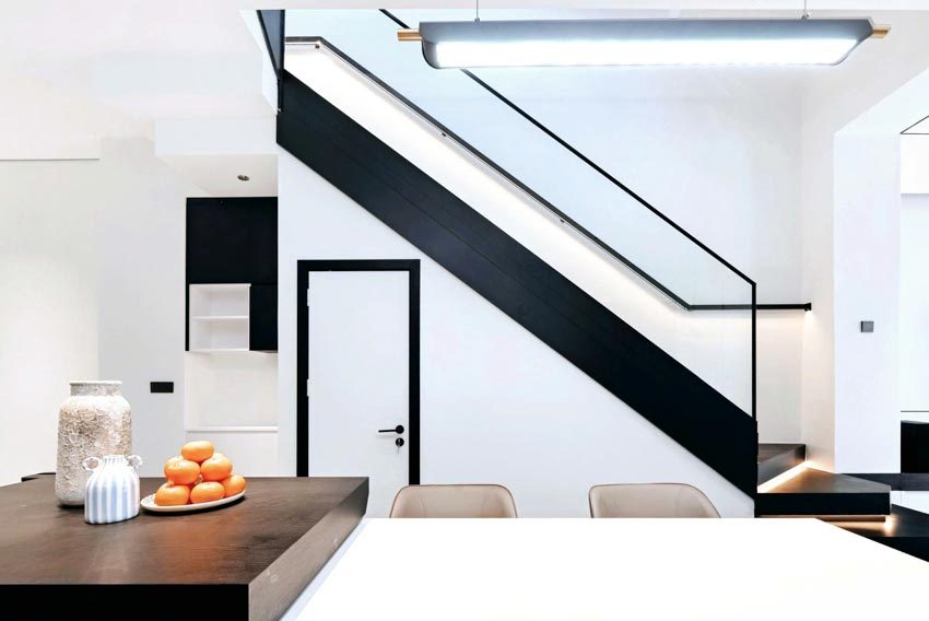 Không gian nội thất tối giản của V’s House với tông trắng đen, cầu thang hiện đại, ánh sáng tự nhiên và thiết kế nhà ống thông tầng - 7