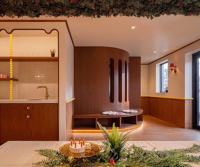 Không gian nội thất gỗ walnut tại Willow Play Cafe ở Toronto với cầu trượt đỏ và khu vui chơi tích hợp cạnh khu cà phê - 7