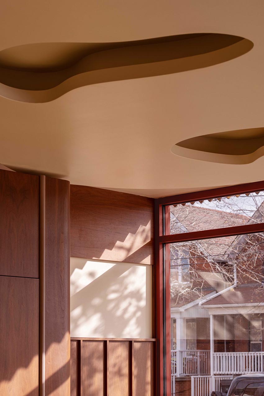 Không gian nội thất gỗ walnut tại Willow Play Cafe ở Toronto với cầu trượt đỏ và khu vui chơi tích hợp cạnh khu cà phê - 13