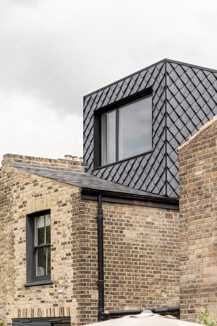 Mặt ngoài Tile House ốp ngói nhựa tái chế