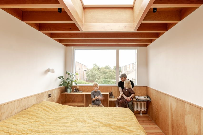 Phòng ngủ dưới mái dormer với trần gỗ Douglas fir